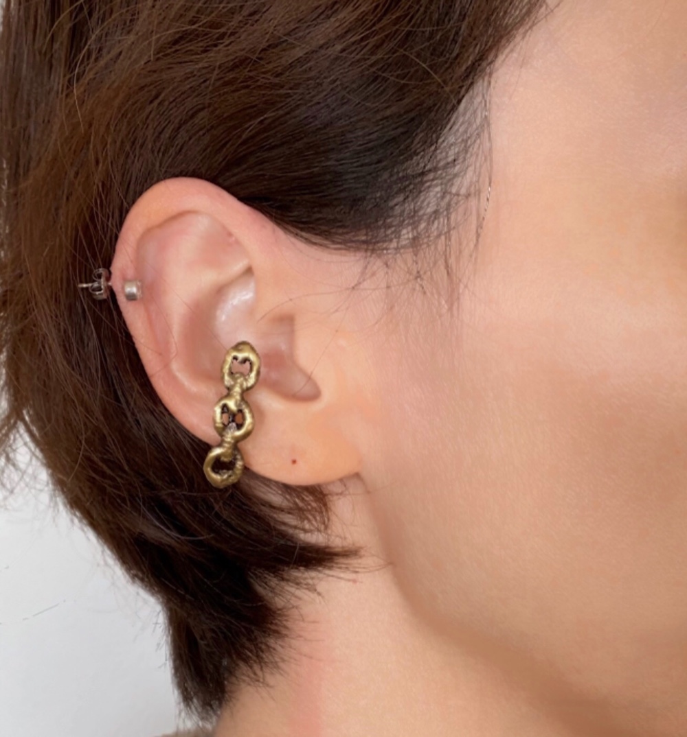 鎖モチーフのイヤーカフ・真鍮