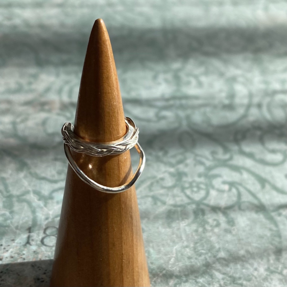 うねるバーの動きが絶妙◎三つ編みイヤーカフ