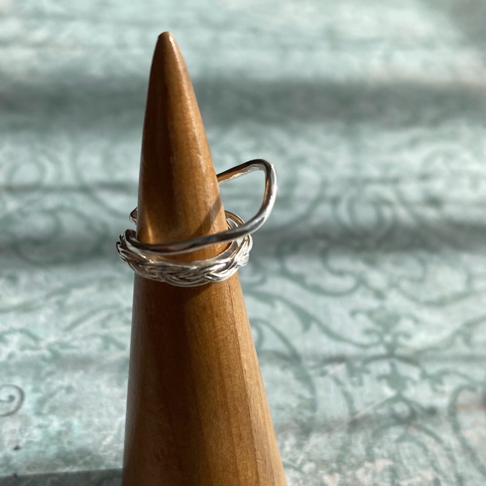 うねるバーの動きが絶妙◎三つ編みイヤーカフ