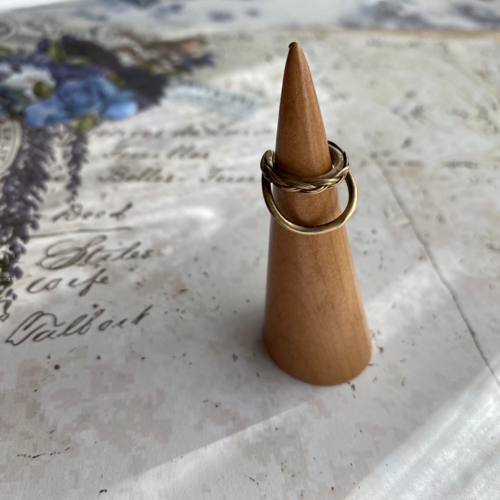 うねるバーの動きが絶妙◎三つ編みイヤーカフ