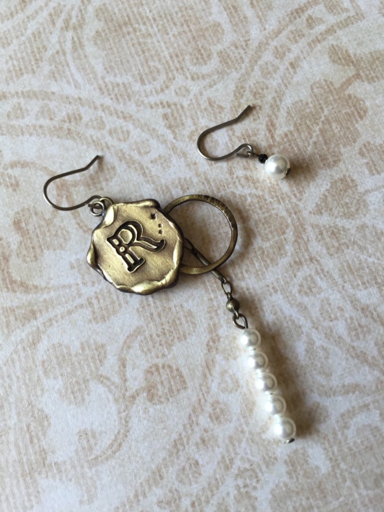 真鍮イニシャル・アシンメトリーピアス