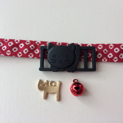 猫首輪 絞り柄×赤 和柄 選べるバックル 鈴 セーフティ首輪 2枚目の画像