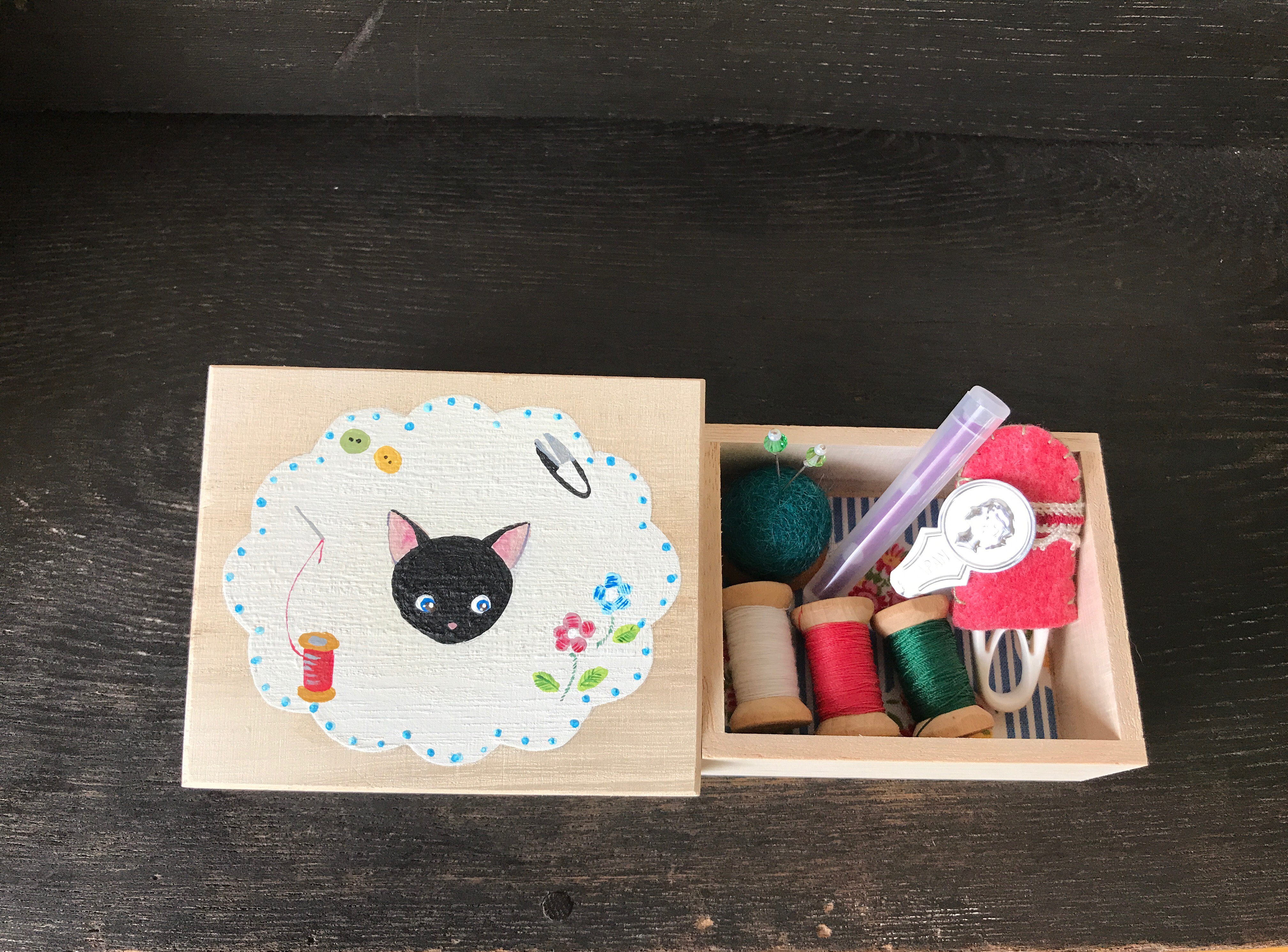昭和20年時代の黒猫と少女の木製小箱　みすや縫い針セット入り　マチ針は使えません 昭和20年時代の黒猫と少女の木製小箱 みすや縫い針セット入り マチ針は