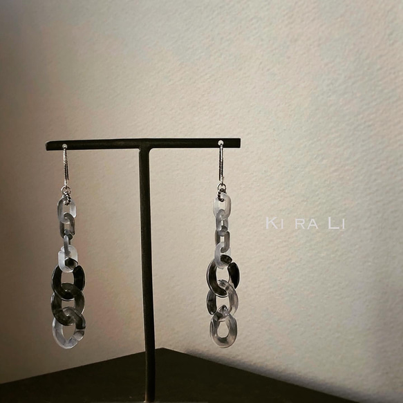 Silver アクリルチェーンピアス（イヤリング） 1枚目の画像