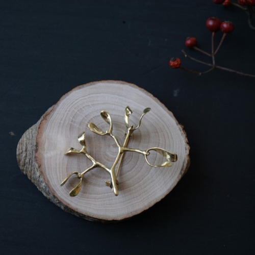 ひげぴよ様ご注文分 ヤドリギブローチ ブローチ sizkuiro 通販 5263722