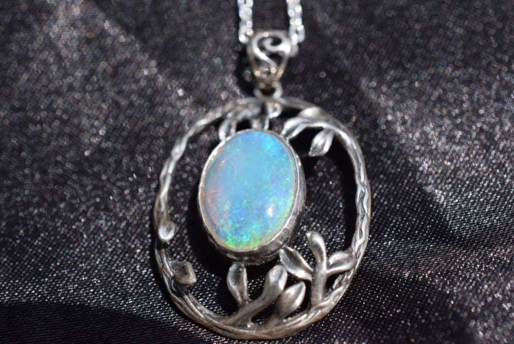 オパールのボタニカルネックレス