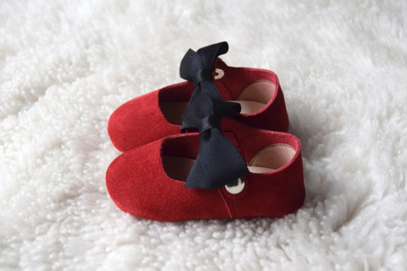 紅色女寶寶鞋 紅色手作嬰兒鞋 彌月禮物 真皮紅色學步鞋 滿月禮物 小女孩禮物 新生兒禮盒 娃娃鞋 軟底鞋 第2張的照片