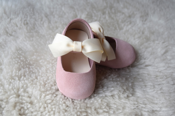 粉紅色女寶寶禮物嬰兒鞋 粉色手工嬰兒鞋 新生兒禮物 皮革嬰兒鞋 百日宴 學步鞋 彌月禮物 手作娃娃鞋 寶寶鞋 第2張的照片