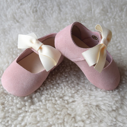 粉紅色女寶寶禮物嬰兒鞋 粉色手工嬰兒鞋 新生兒禮物 皮革嬰兒鞋 百日宴 學步鞋 彌月禮物 手作娃娃鞋 寶寶鞋 第3張的照片