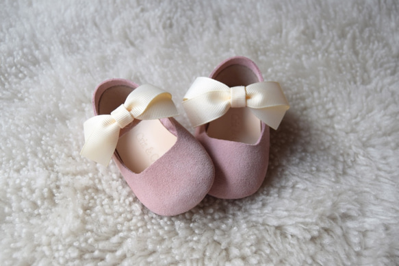 粉紅色女寶寶禮物嬰兒鞋 粉色手工嬰兒鞋 新生兒禮物 皮革嬰兒鞋 百日宴 學步鞋 彌月禮物 手作娃娃鞋 寶寶鞋 第4張的照片