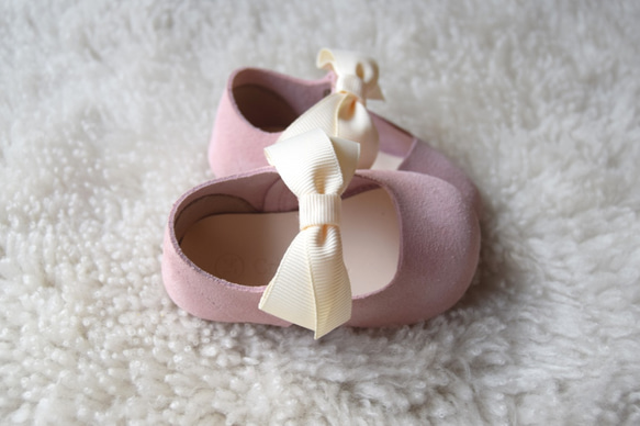 ピンクの新生児シューズ　ベビーシューズ　ベビーギフト　出産祝い　フラワーガール　バレーシューズ 5枚目の画像