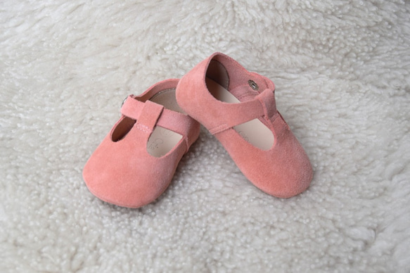 蜜桃粉色女寶寶鞋 新生兒禮物 手工嬰兒鞋 彌月禮物 手作學步鞋 真皮嬰兒鞋 蜜桃粉色娃娃鞋 嬰兒禮物 小孩禮物 第3張的照片