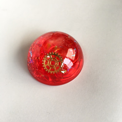 真っ赤なドーム型オルゴナイト 、ローズクォーツ入り 2枚目の画像