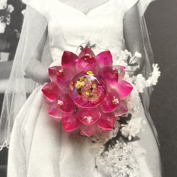 ピンクの花びらのオルゴナイト 、ローズクォーツ入り 1枚目の画像