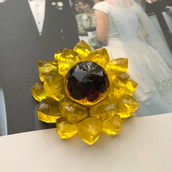 ひまわりオルゴナイトブローチ