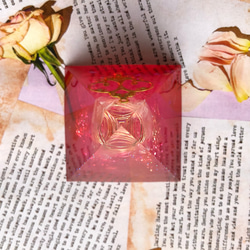 恋愛運、女子力アップピンクレッドのピラミッド型オルゴナイト、ローズクォーツ入り 4枚目の画像