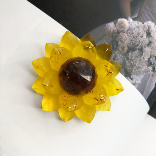 ひまわりオルゴナイトブローチ