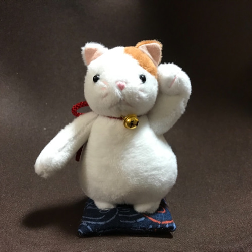 九谷焼 6.5号 招き猫 盛金花尽くし (左) 座布団付 縁起置物 花