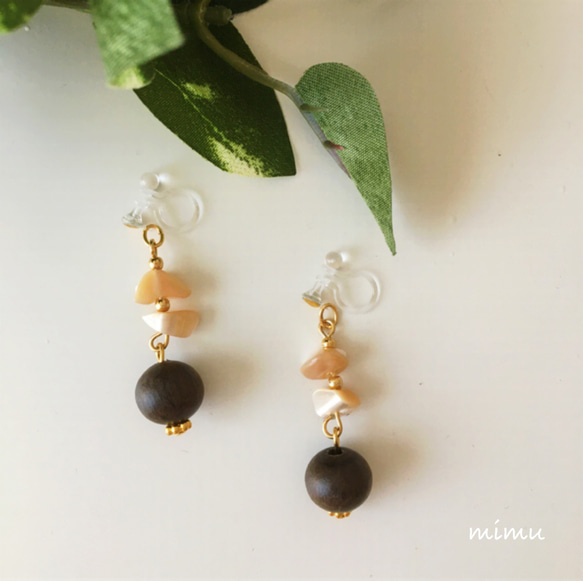 【6月誕生石】 マザーオブパール×wood earring[ノンホールピアス･ピアス] 1枚目の画像