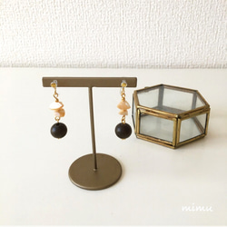 【6月誕生石】 マザーオブパール×wood earring[ノンホールピアス･ピアス] 2枚目の画像