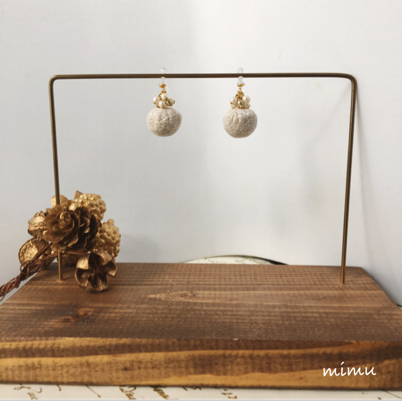 white pearl × linen fabric ball earring[ノンホールピアス・ピアス] 2枚目の画像