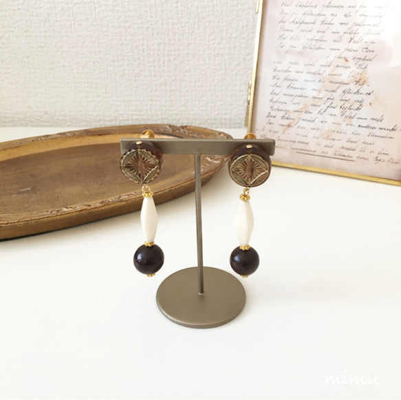セピア色のドイツ製アクリル☆ivory×wood earring 2枚目の画像