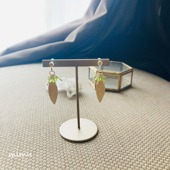 【8月誕生石】14kgfペリドット×stardust leaf earring[ノンホールピアス・ピアス] 2枚目の画像