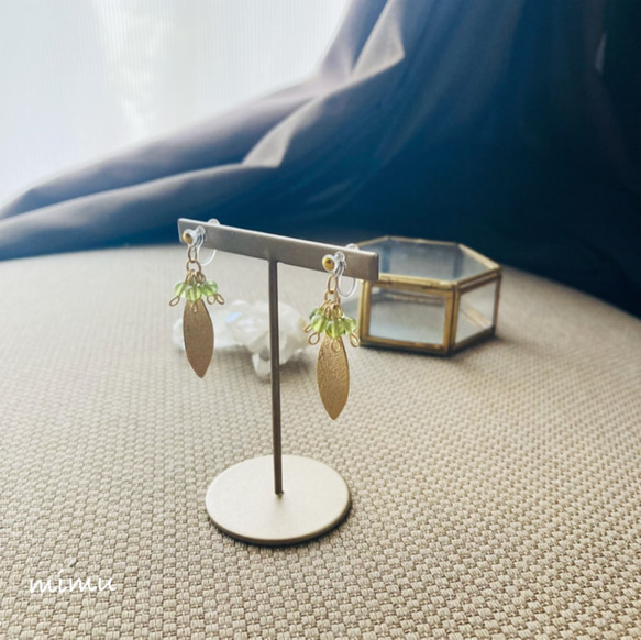 【8月誕生石】14kgfペリドット×stardust leaf earring[ノンホールピアス・ピアス] 3枚目の画像