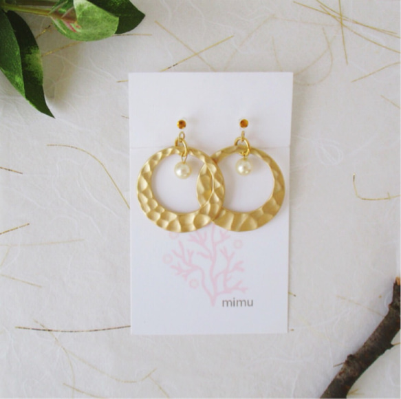 模様が綺麗なmat gold × pearl hoop earring[ノンホールピアス] 1枚目の画像