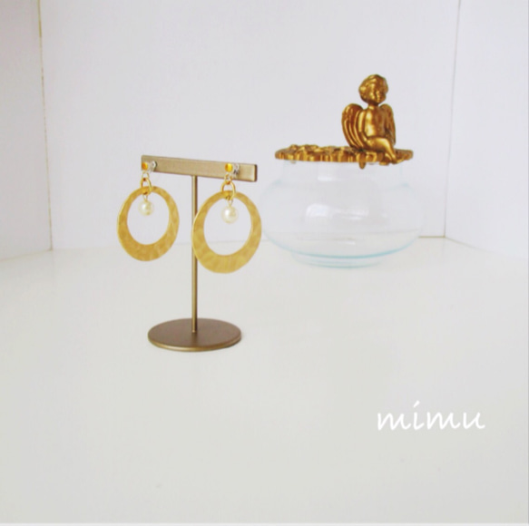 模様が綺麗なmat gold × pearl hoop earring[ノンホールピアス] 2枚目の画像