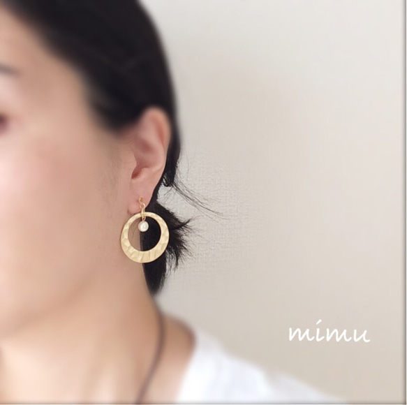 模様が綺麗なmat gold × pearl hoop earring[ノンホールピアス] 3枚目の画像