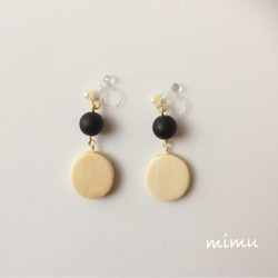 (再販)シックな色合い☆black×ivory wood earring[ピアス] 1枚目の画像