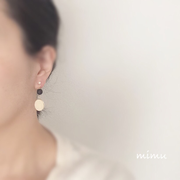 (再販)シックな色合い☆black×ivory wood earring[ピアス] 3枚目の画像