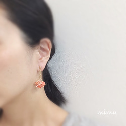 14kgf花のような揺れるshell×gold earring[ノンホールピアス・ピアス] 3枚目の画像