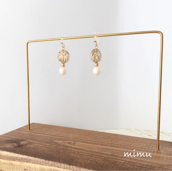 ヴィンテージ感のあるチェコヨーロピアンガラス×gold×cream earring[ピアス] 2枚目の画像