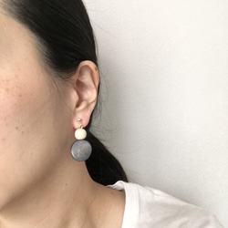 しとやかなグレー色☆wood earring[ノンホールピアス・ピアス] 4枚目の画像