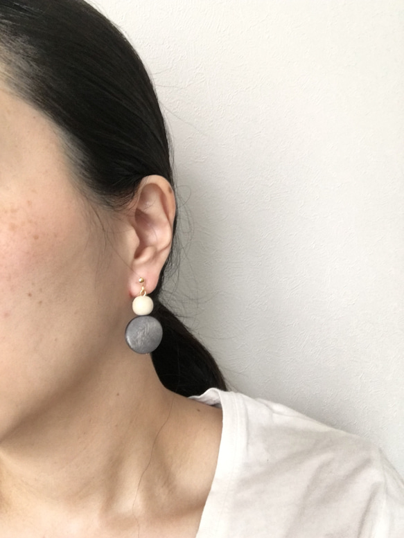 しとやかなグレー色☆wood earring[ノンホールピアス・ピアス] 4枚目の画像