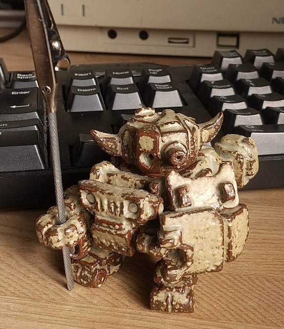 陶器ロボ『ギューホ』/卓上メモクリップ/Color:ロッキークランチ