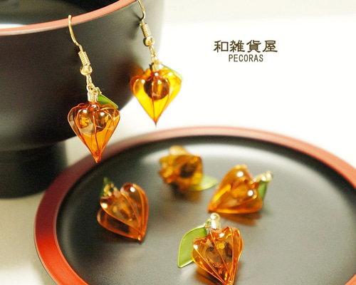 紅鬼灯とステンドグラスのような葉のレジンほおずき ピアス
