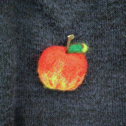 りんごのブローチ 羊毛フェルト 5枚目の画像