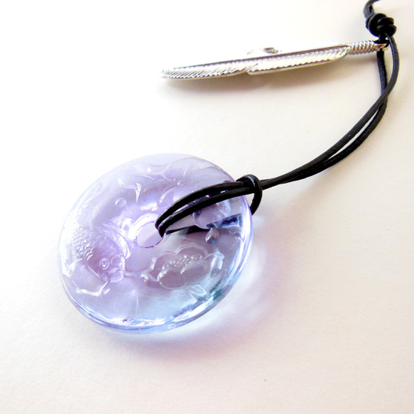 合成アレキサンドライト 鯉と蓮 彫刻 根付 本革 帯飾り 帯留め 美麗  