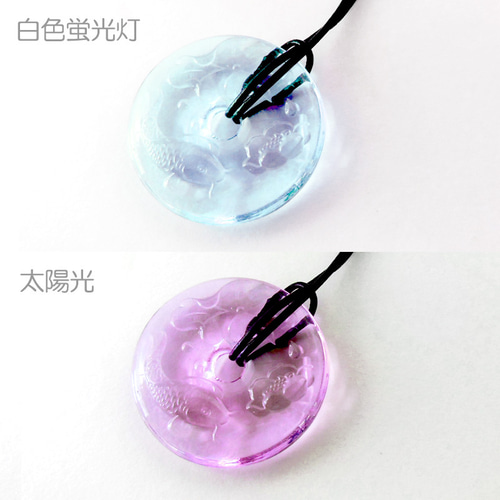 合成アレキサンドライト 鯉と蓮 彫刻 根付 本革 帯飾り 帯留め 美麗  