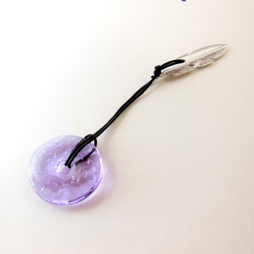 合成アレキサンドライト 鯉と蓮 彫刻 根付 本革 帯飾り 帯留め 美麗  