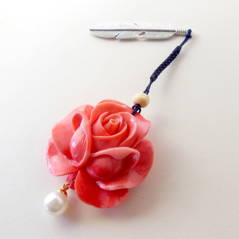 天然 シャコ貝 薔薇彫刻 墨流し染色(紅梅色) 帯飾り