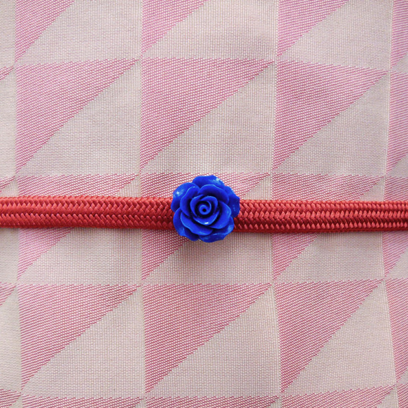 [石美 SEKIBI] 天然 オオシャコガイ 薔薇 彫刻 帯留め 瑠璃紺（るりこん）色 Mini 3枚目の画像