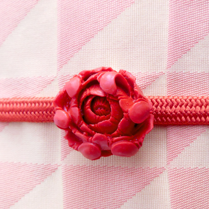 [石美 SEKIBI] 天然 オオシャコガイ 牡丹 彫刻 帯留め 猩々緋（しょうじょうひ）色