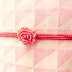 [石美 SEKIBI] 天然 オオシャコガイ 薔薇 彫刻 帯留め 鉛丹色（えんたん）色 2枚目の画像