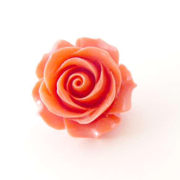 [石美 SEKIBI] 天然 オオシャコガイ 薔薇 彫刻 帯留め 鉛丹色（えんたん）色 4枚目の画像