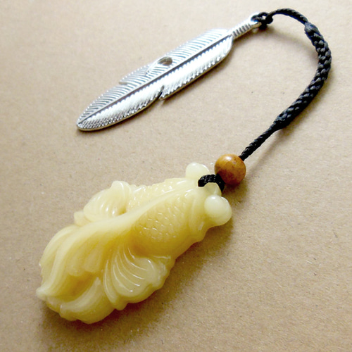 高品質イエロー翡翠 でめきん・金魚 彫刻 根付 帯飾り