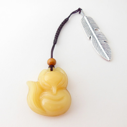 高品質イエロー翡翠 でめきん・金魚 彫刻 根付 帯飾り